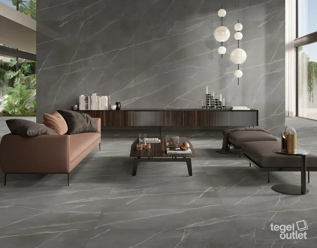 Salon avec de grands carreaux gris effet marbre au sol et au mur