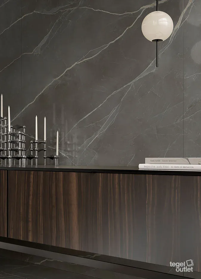Carreaux muraux effet marbre Saime Royal Grey derrière un buffet