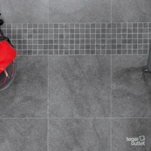 Saika Black 60x60 in een interieur