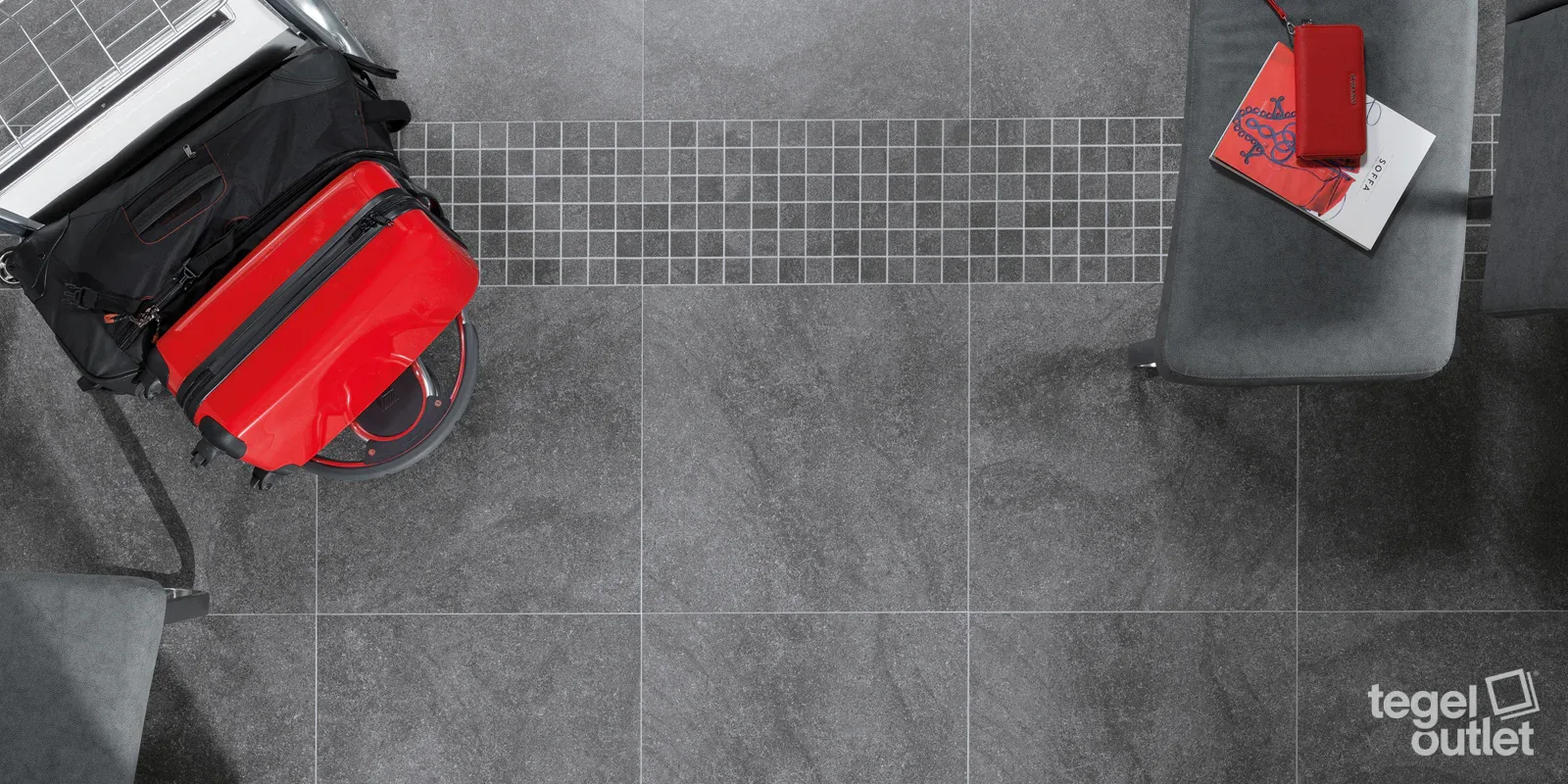 Saika Black 60x60 in een interieur