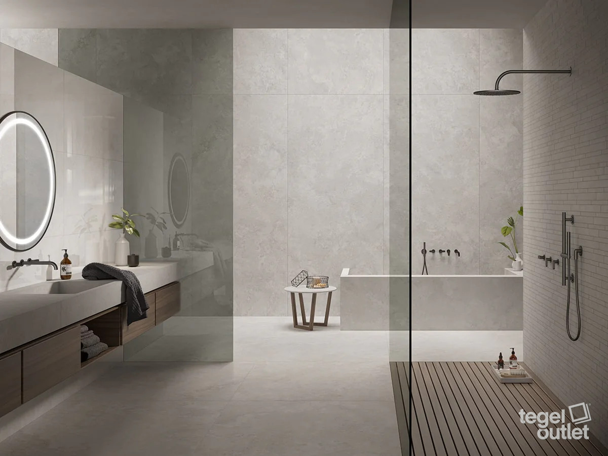 Saime Travertino Crosscut Bianco 120×278, 120×120 en 60×120 in een badkamer