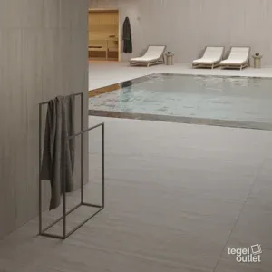 Saime Travertino Veincut Bianco 120×120 mat et poli avec mosaïque dans une cuisine