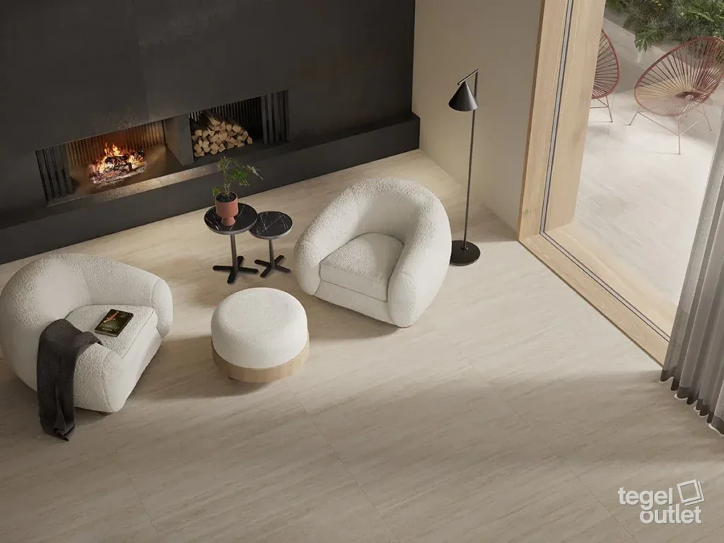 Salon avec cheminée et carrelage Saime Travertino Veincut Beige clair qui se prolonge sur la terrasse