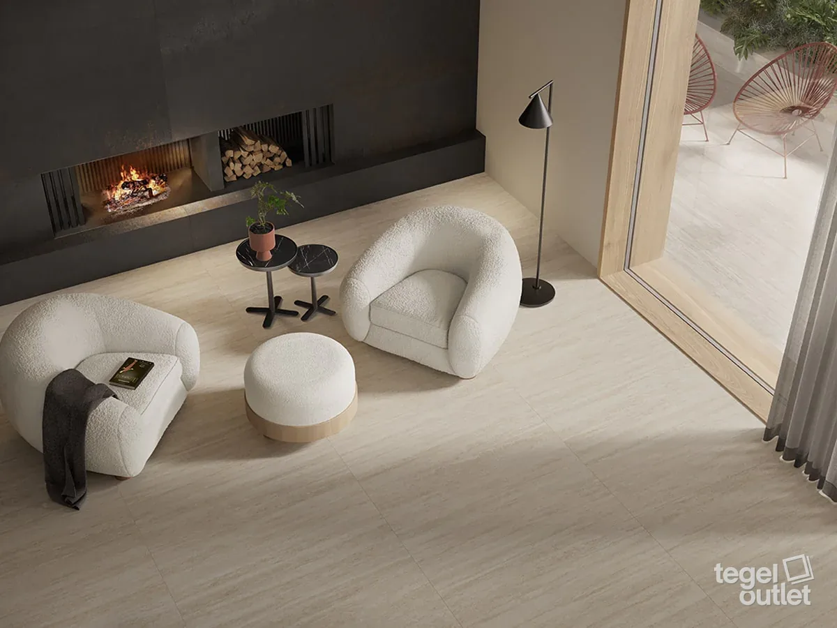 Saime Travertino Veincut Beige vloertegels in een woonkamer met haard