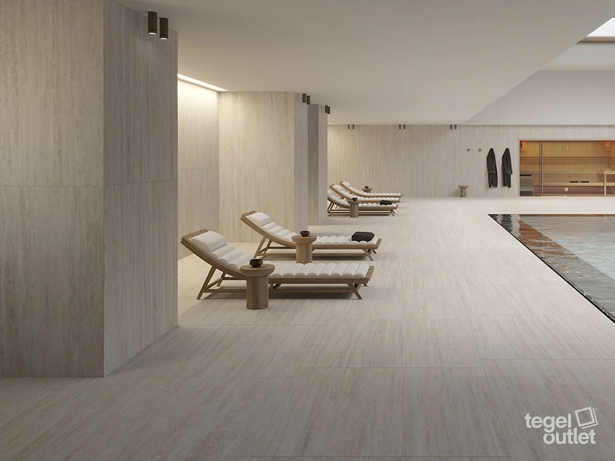 Saime Travertino Veincut tegels in een wellnessruimte met zwembad