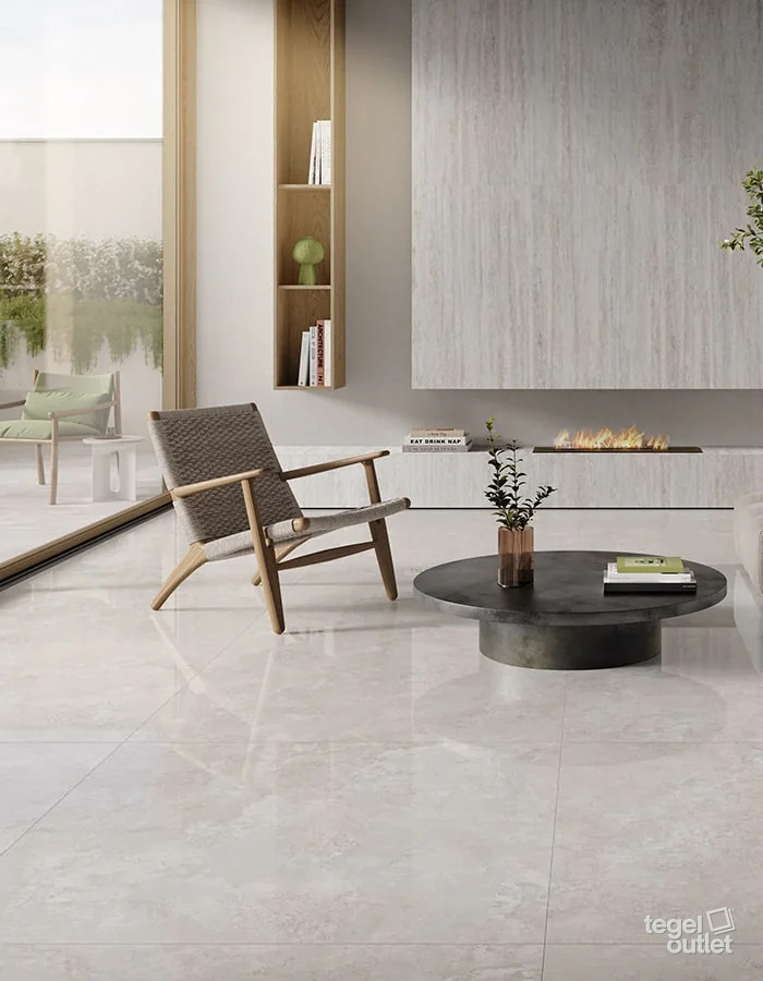 Saime Travertino Veincut wandplaten en gepolijste vloer in een woonkamer