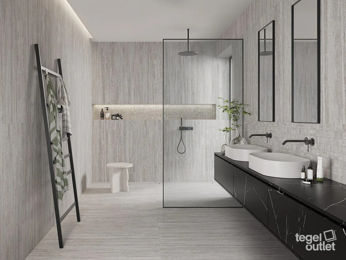Saime Travertino Veincut Grigio wand- en vloertegels in een badkamer