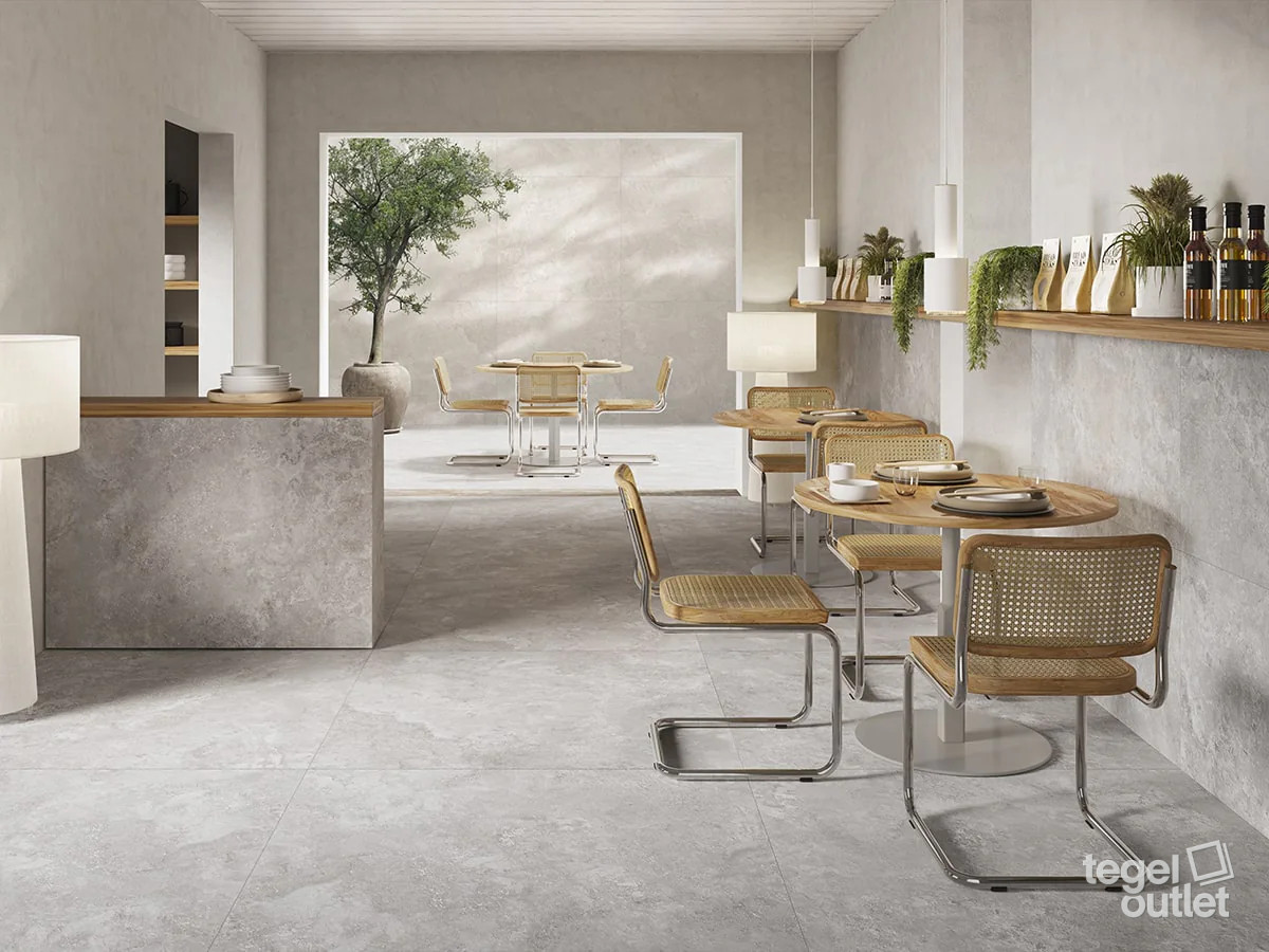 Saime Travertino Grigio tegels in een restaurant