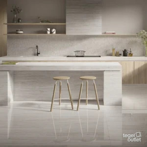 Saime Travertino Veincut Bianco 120×120 mat en gepolijst met mozaïek in een keuken