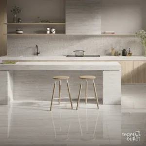 Saime Travertino Veincut Bianco 120×120 mat et poli avec mosaïque dans une cuisine