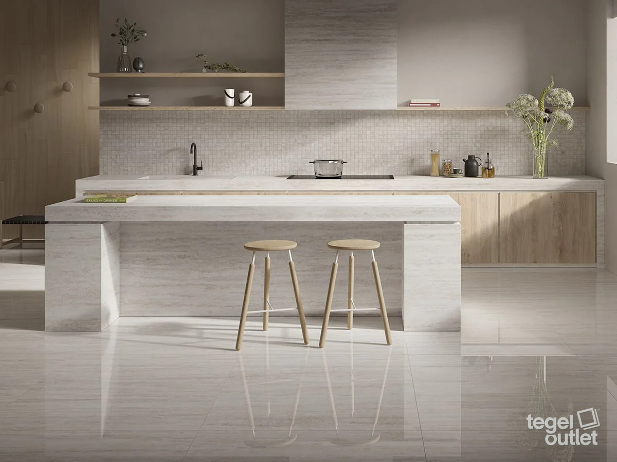 Saime Travertino Veincut Bianco 120×120 mat en gepolijst met mozaïek in een keuken