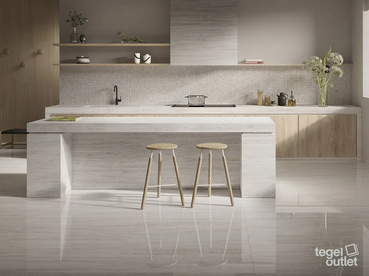 Saime Travertino Veincut Bianco 120×120 mat et poli avec mosaïque dans une cuisine