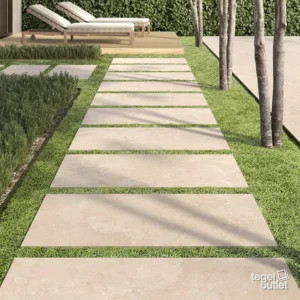 Travertino Crosscut Beige Grip 2 cm – tuinpad Saime Travertino Crosscut Beige 60×120 terrastegels 2 cm als tuinpad in het gras