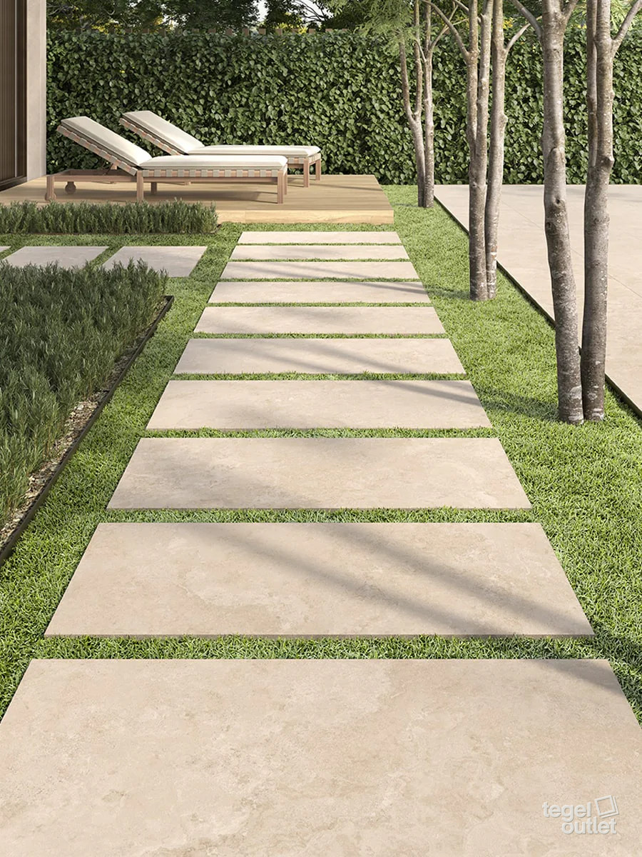 Saime Travertino Crosscut Beige 60×120 terrastegels 2 cm als tuinpad in het gras