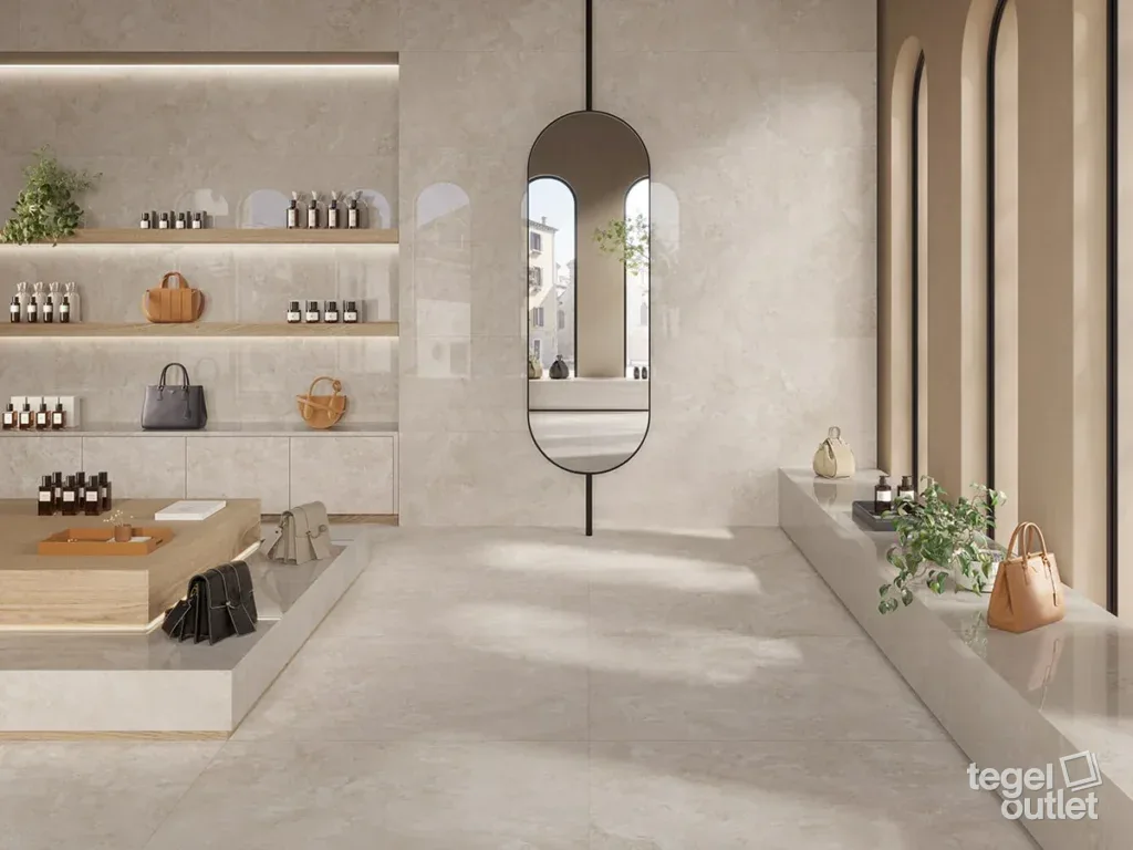 Boutique avec des carreaux Saime Travertino Crosscut Beige au sol et aux murs