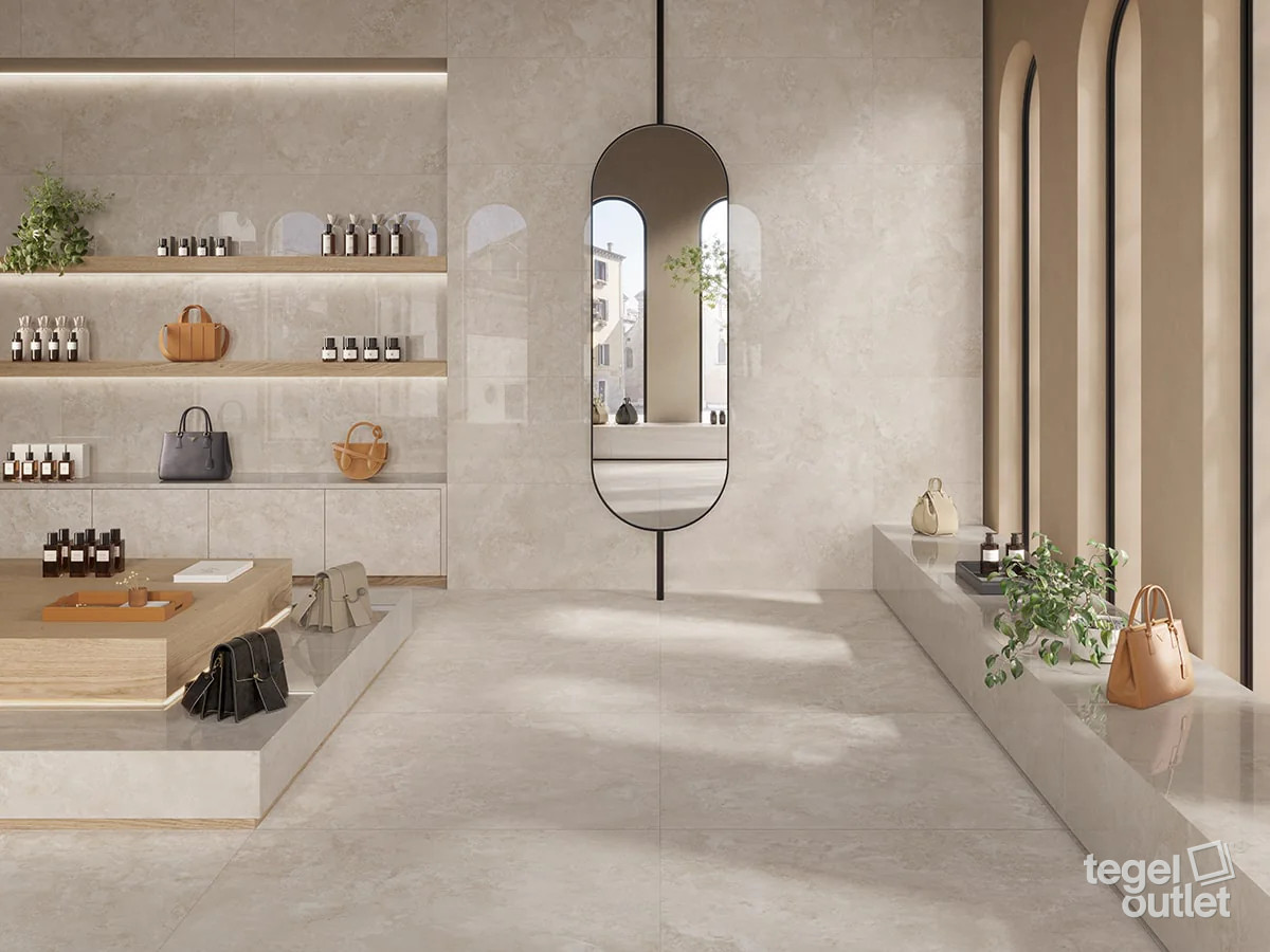 Saime Travertino Crosscut Beige vloer- en wandtegels in een boetiek
