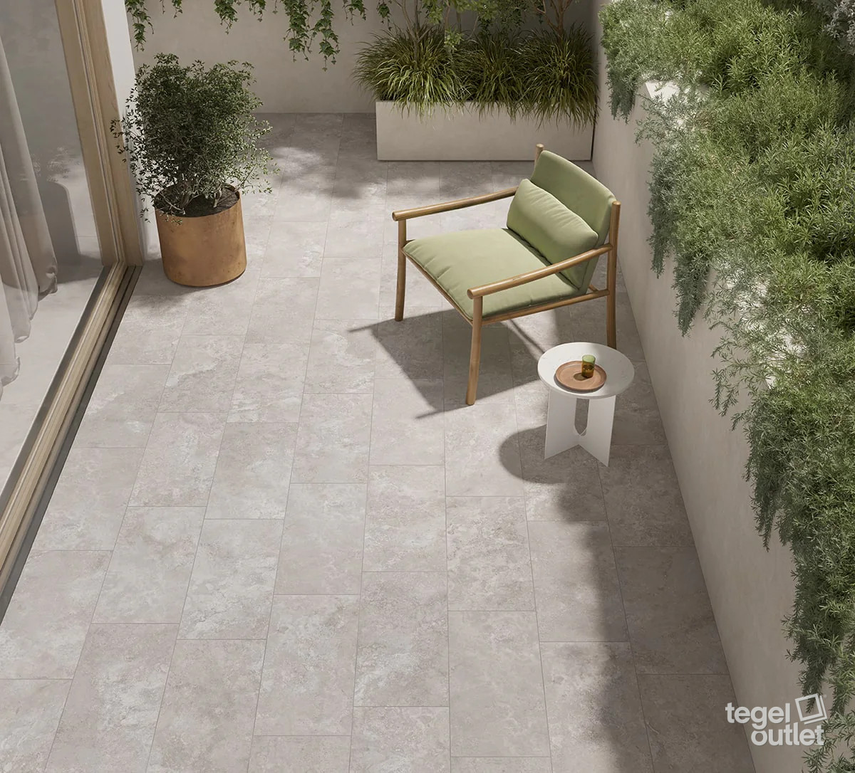Saime Travertino Crosscut tegels op een terras met stoel