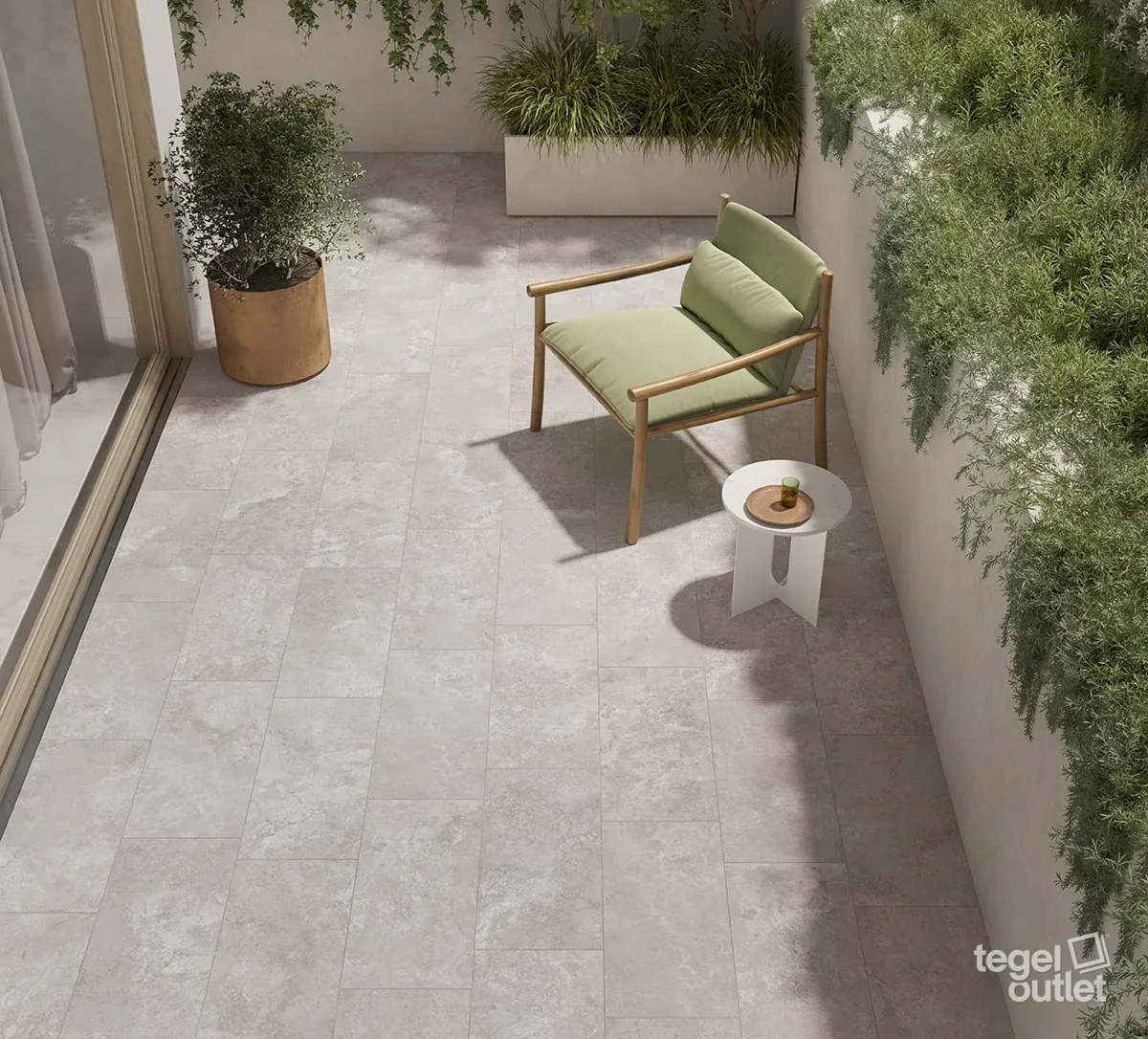 Saime Travertino Crosscut carreaux sur une terrasse avec chaise