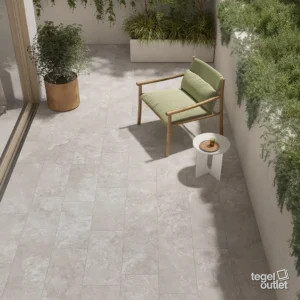 Saime Travertino Crosscut tegels op een terras met stoel