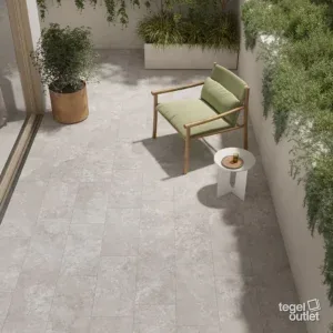 Saime Travertino Crosscut carreaux sur une terrasse avec chaise