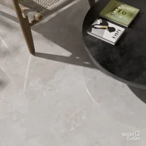 Saime Travertino Crosscut carreaux sur une terrasse avec chaise