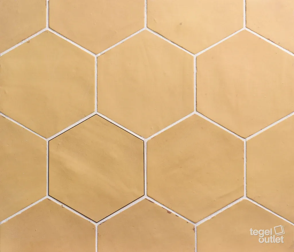 Souk Nomade Ocre 13,9×16 – Ape, gelegd vlak met kleurvariatie