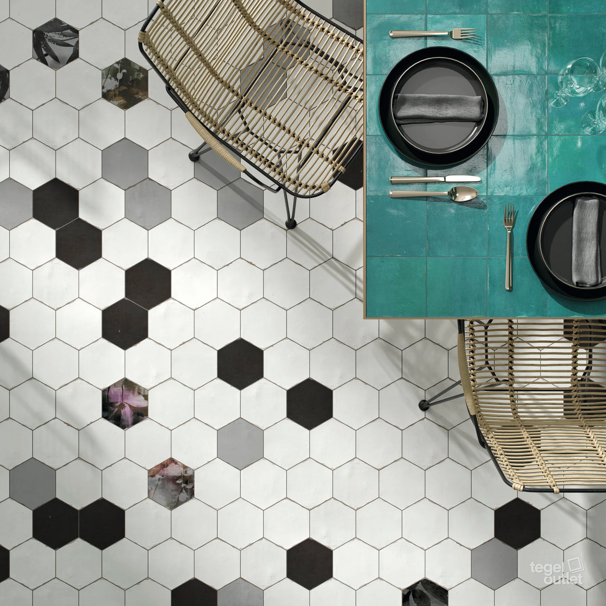 Ape Souk Nomade Black, Pearl en Grey tegels in een badkamervloer