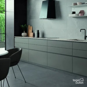 Argenta Storm Cloud vloertegels 60×60 met Storm Wall Cloud en Storm Wall Grey wandtegels 40×120 in een keuken