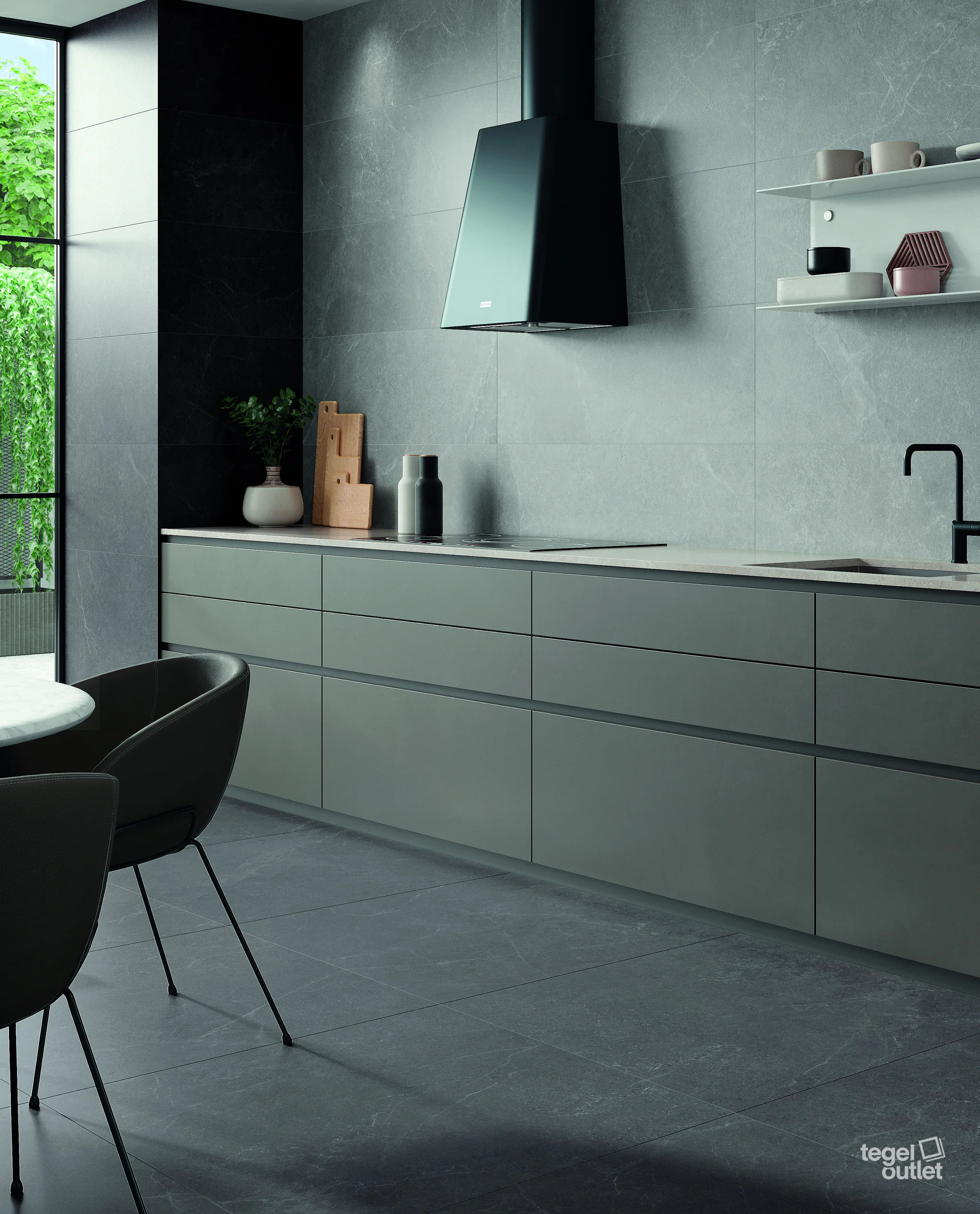 Argenta Storm Cloud vloertegels 60×60 met Storm Wall Cloud en Storm Wall Grey wandtegels 40×120 in een keuken