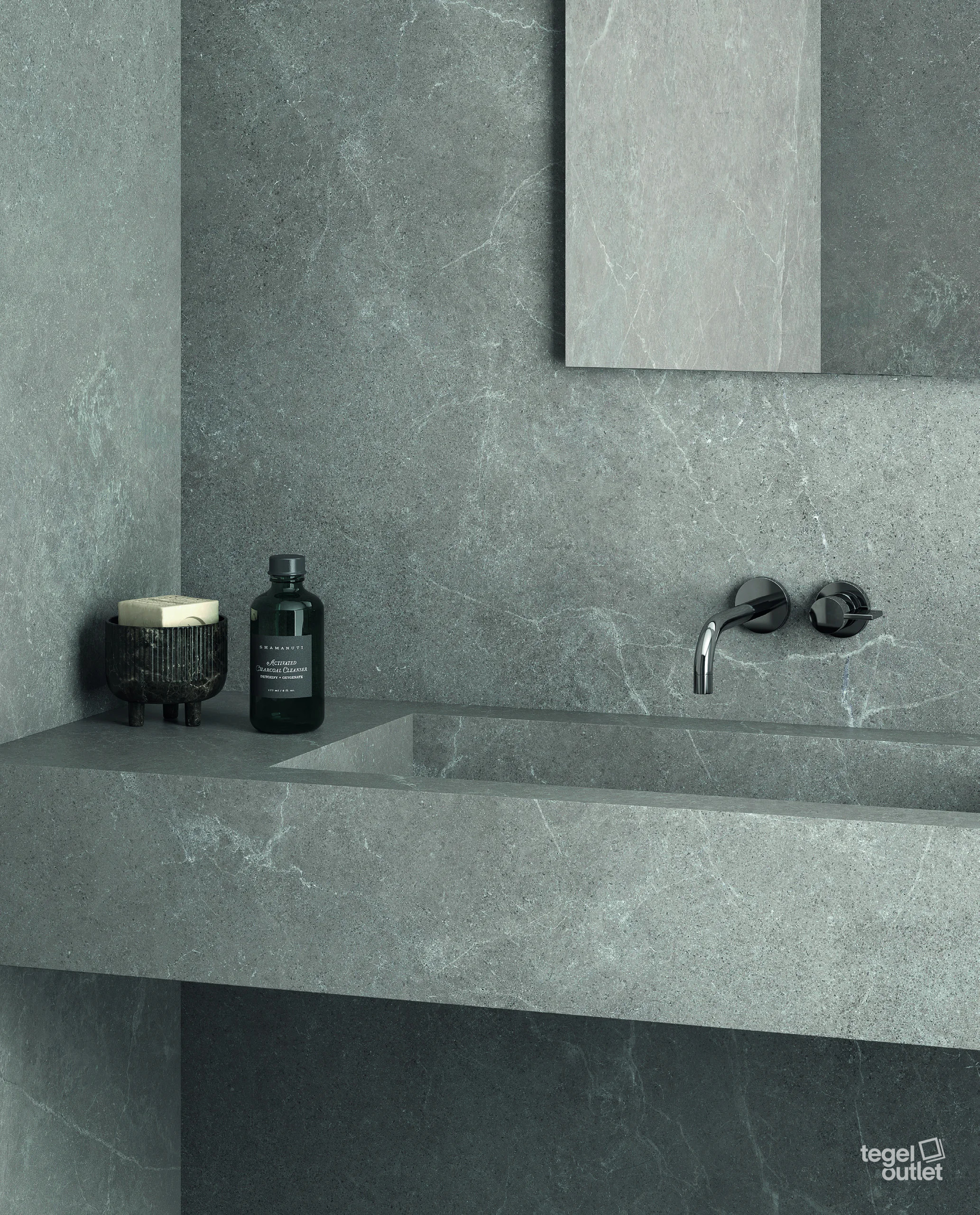 Argenta Storm Grey wandplaten 120×280 rond een wastafel in een badkamer