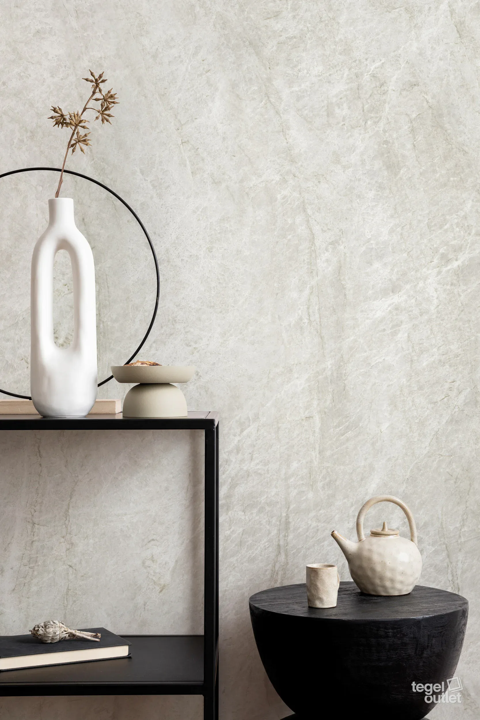 Mur effet marbre Energieker Taj Mahal Linen 120×280 dans un salon