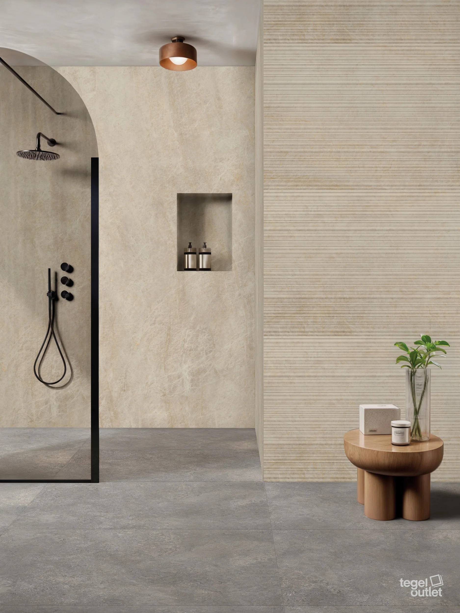 Energieker Taj Mahal Amber 120×280 en Amber Flow 60×120 in een badkamer