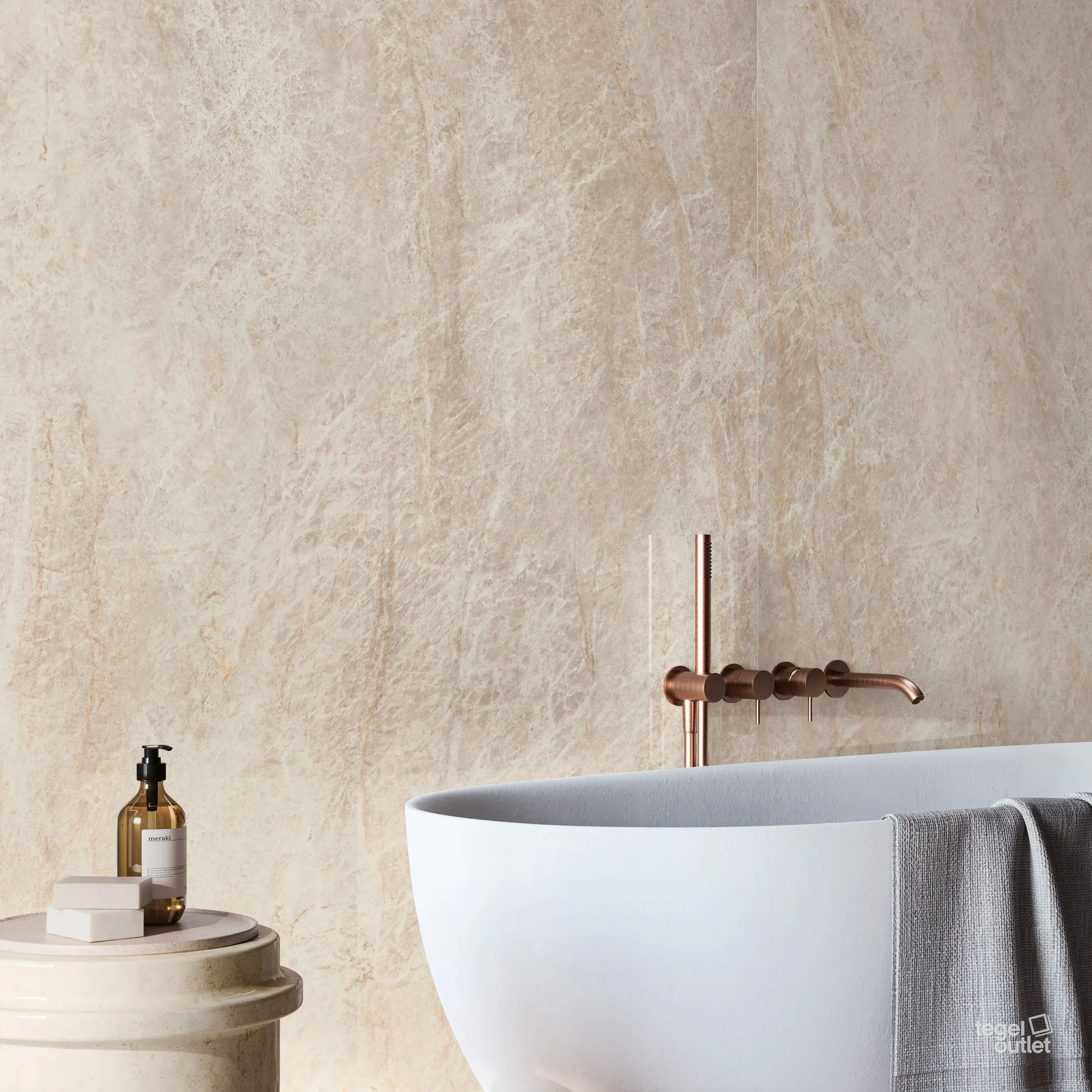 Energieker Taj Mahal Amber marmerlook badkamer met vrijstaand bad