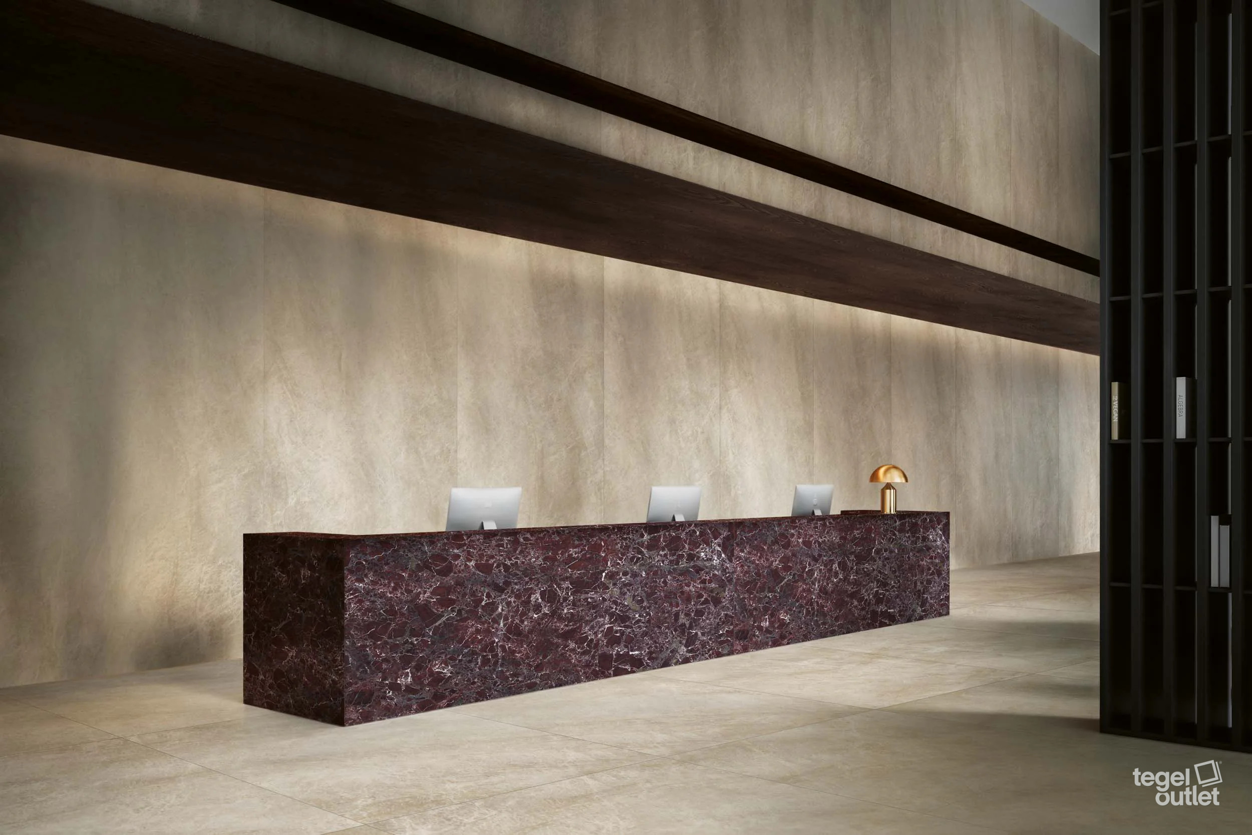 Energieker Taj Mahal Amber 120×120 vloer en 120×280 wand in een inkomhal