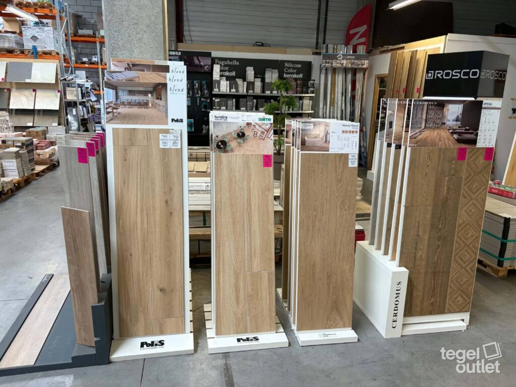 Houtlook tegels vergelijken in showroom Aartselaar
