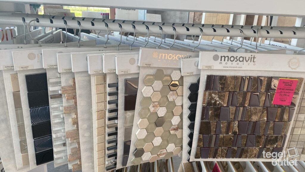 Échantillons de mosaïque Mosavit dans le showroom d'Antwerpen