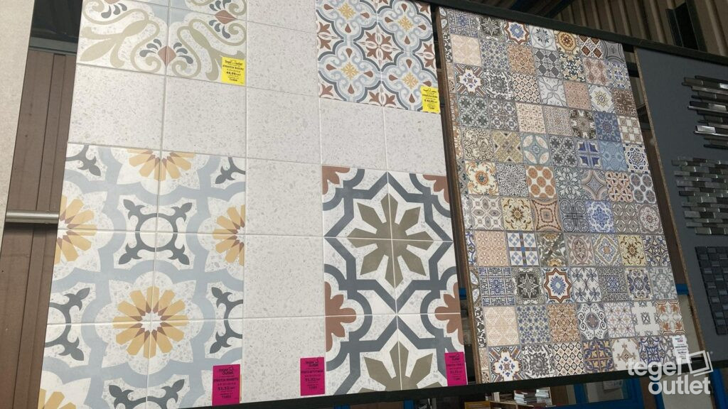 Comparer les carreaux à motifs dans le showroom d'Anvers