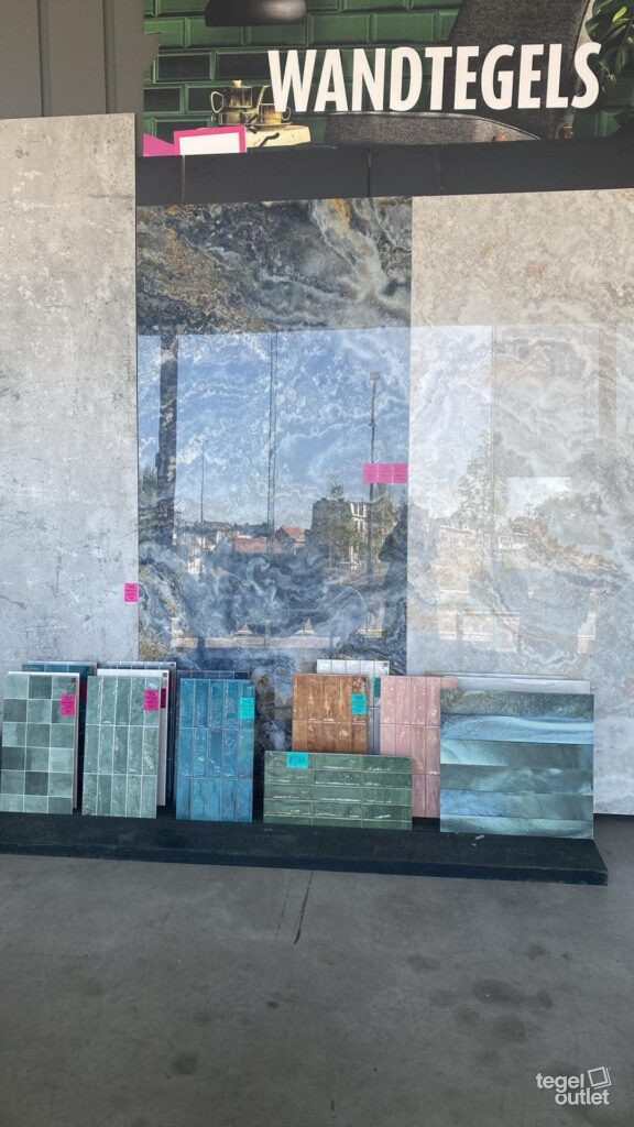 Carreaux muraux et grands panneaux effet marbre dans le showroom Antwerpen