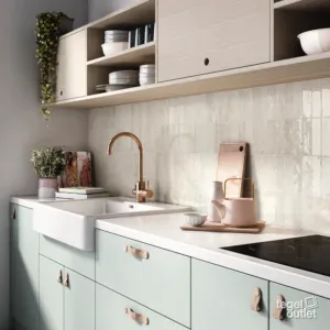 Ape Tennessee White 5,2×16,1 wandtegels als spatwand in een keuken