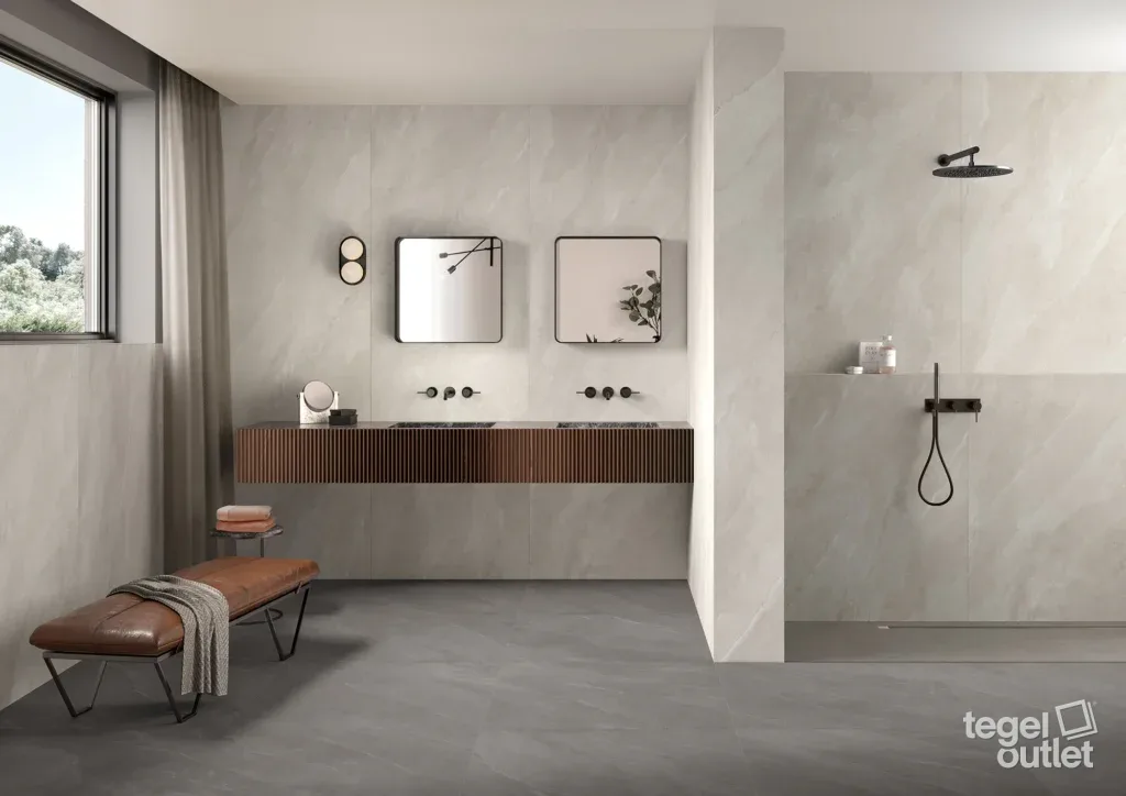 Salle de bains avec panneaux muraux Saime Titano Bianco clairs, douche à l’italienne et carrelage Titano Grigio gris 120×120