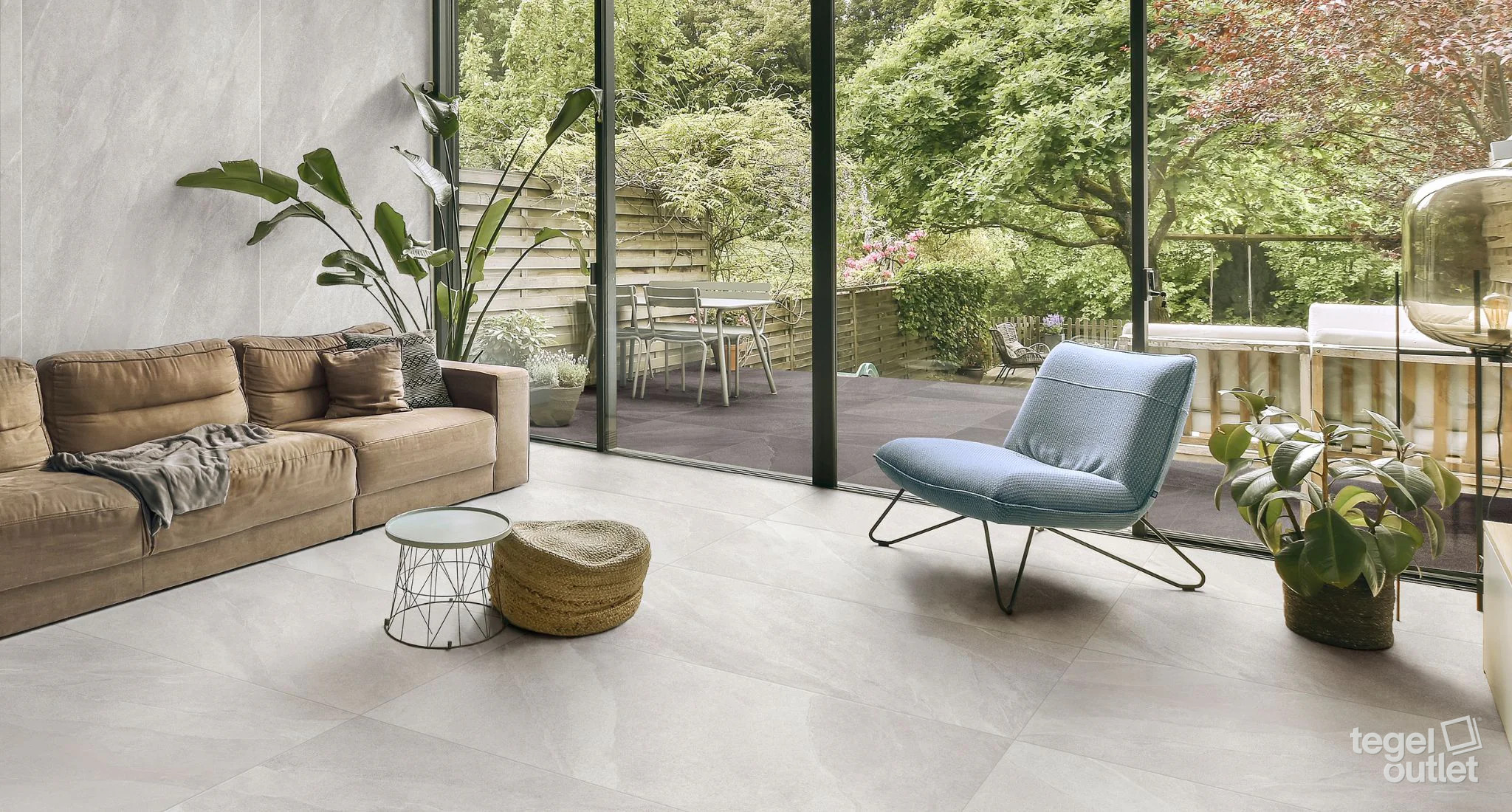 Saime Titano Bianco en Perla vloertegels in een woonkamer met terras