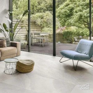 Saime Titano Bianco en Perla vloertegels in een woonkamer met terras