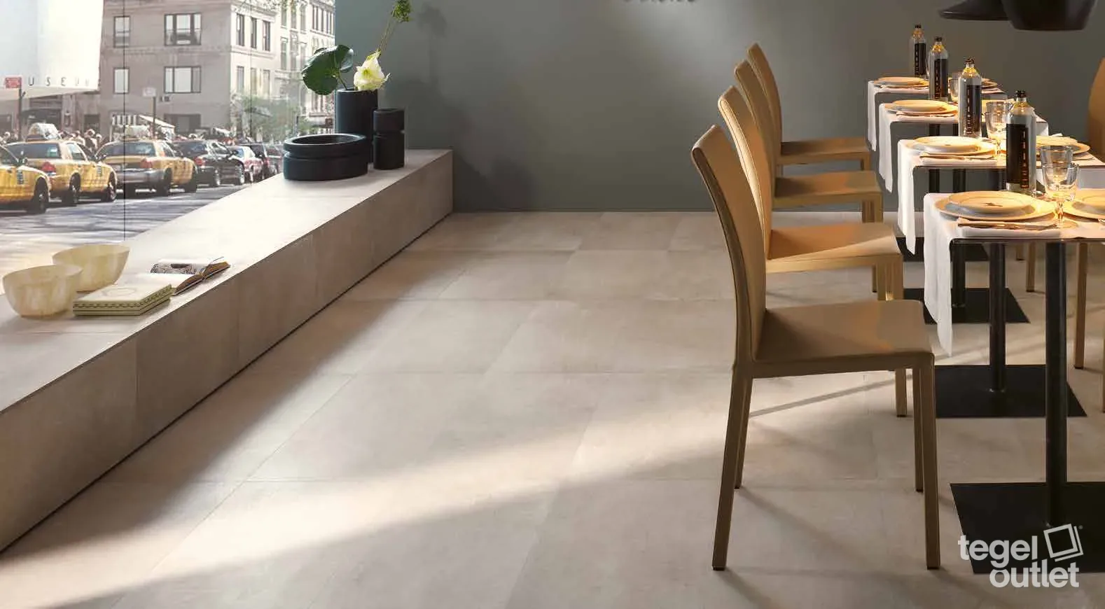 Photo d'ambiance : restaurant avec un sol et une banquette en carreaux aspect béton grège clair