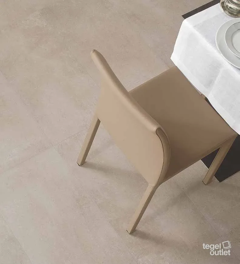 Photo d'ambiance : sol aspect béton grège vu de dessus avec une chaise